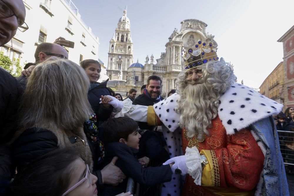 Los Reyes Magos llegan a Murcia repartiendo Roscón