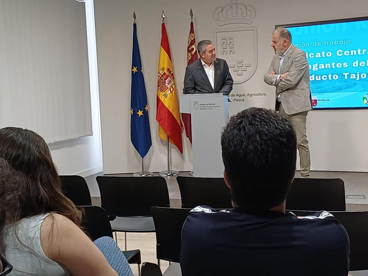 Rueda de prensa tras la reunión mantenida entre Buendía y Lucas