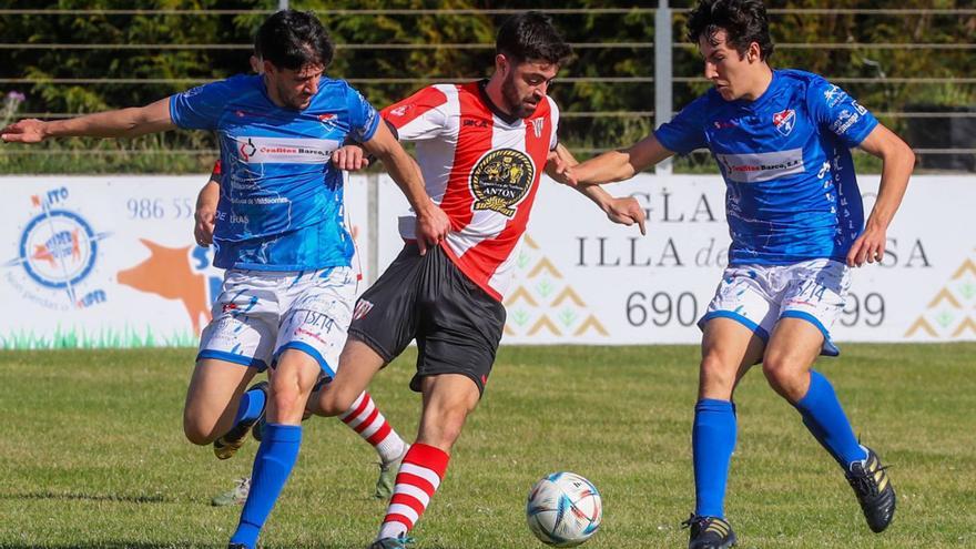 Giráldez presionado por dos jugadores porriñeses.