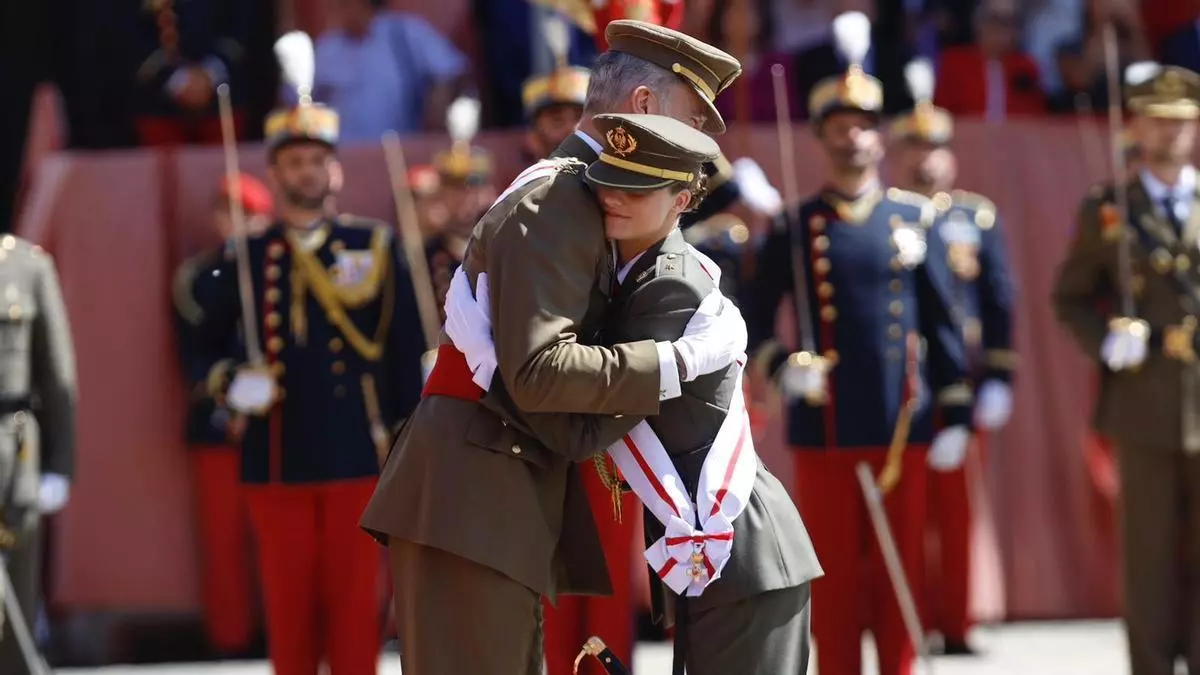 El rey Felipe VI abraza a su hija Leonor para nombrarla dama alférez cadete en su último día en Zaragoza