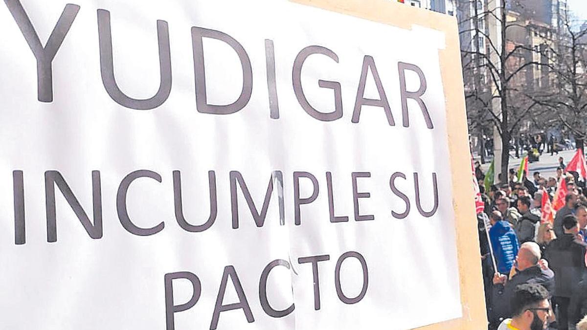Una de las pancartas de la protesta de los trabajadores de Yudigar, en la plaza de España.