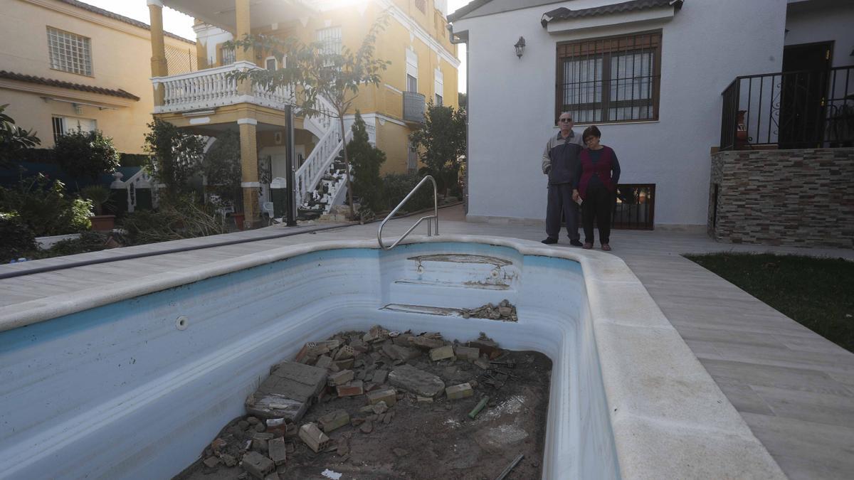 Vecinos de Torrent con su piscina llena de escombros que ellos no pueden retirar