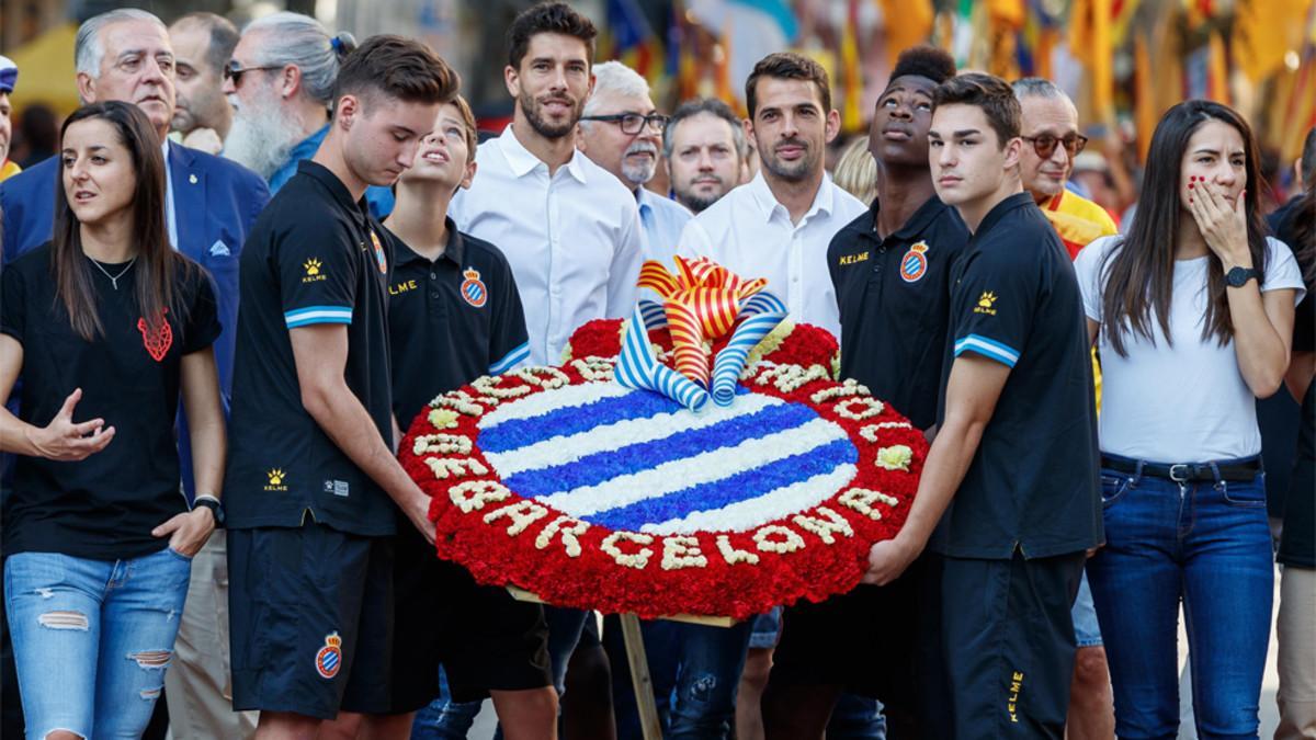 El momento en que el Espanyol lleva a cabo la ofrenda floral en el monumento de Rafael Casanova