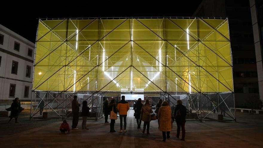 Asistentes a la charla sobre el futuro del Puerto, ayer, en la plaza de Tabacos.