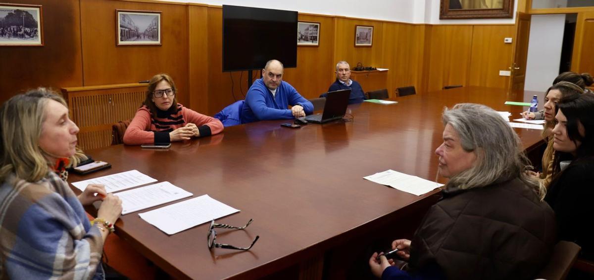 Reunión del jurado en la Sala de Xuntas del Concello de A Estrada. |