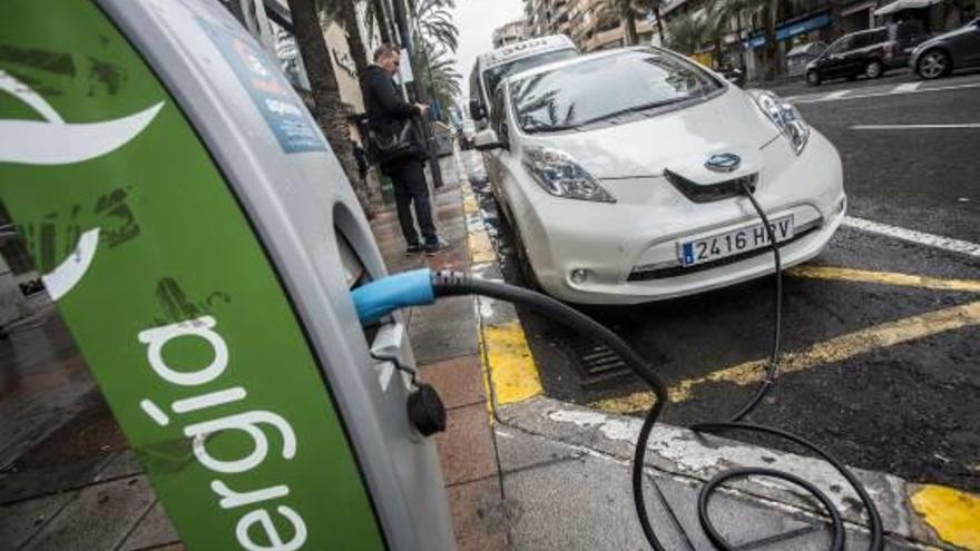 Los vehículos eléctricos son cada vez más numerosos en las carreteras españolas.