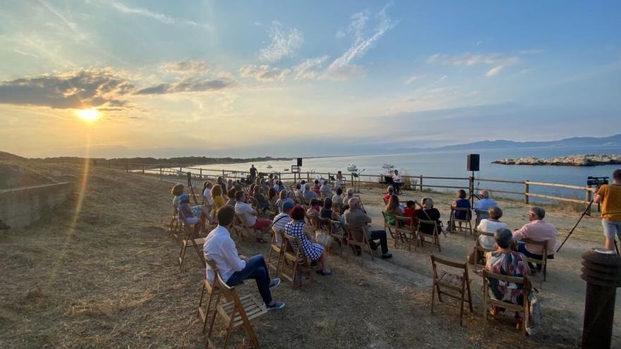 El recital de poesia catalana del segle XX ha omplert totes les cadires a l&#039;Escala.