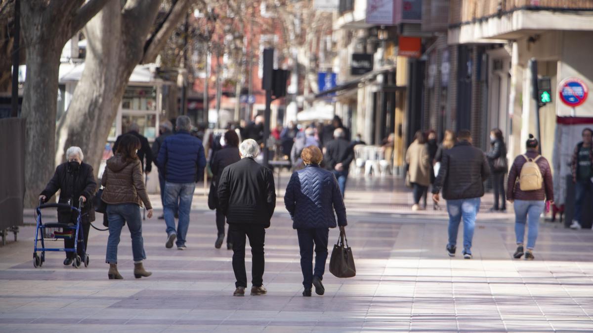 Viandantes por l'Albereda de Xàtiva.