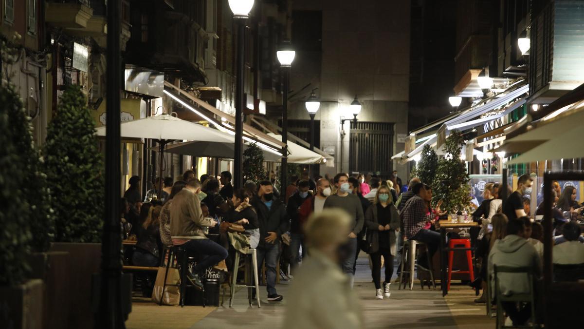 Terrazas hosteleras en la calle Begoña, en Gijón