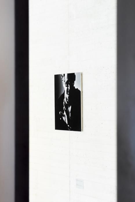La exposición de fotografías "El herrero fabulador", realizada por el artista Alejandro Togores, retrata la evolución del trabajo en las últimas décadas de Martín Chirino