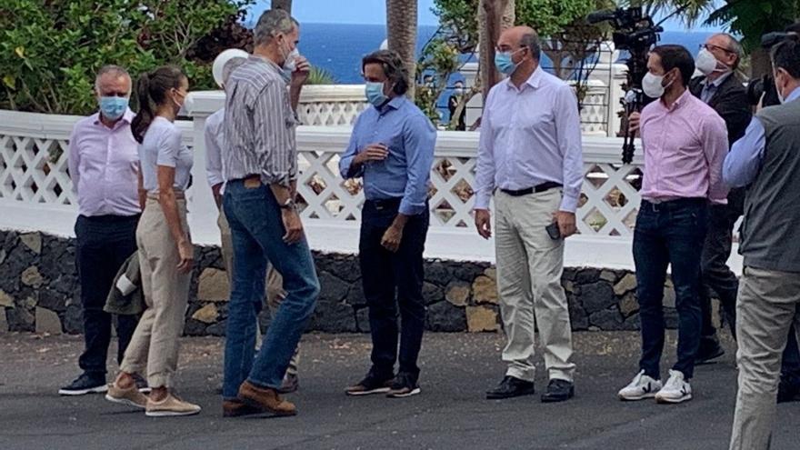 Los Reyes escuchan en Palma los testimonios de algunos evacuados por la erupción del volcán