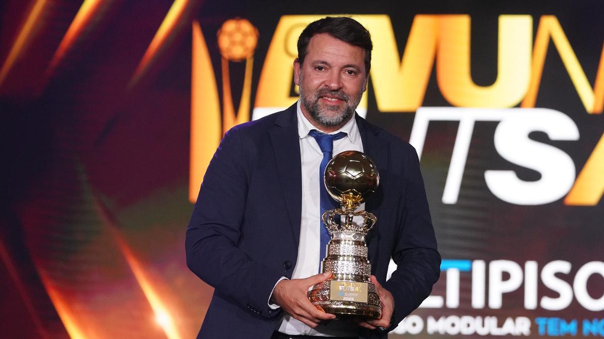 Josçe Tirado posa con el trofeo en Brasil.