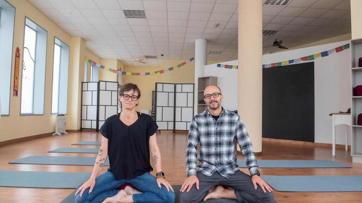 Raquel Paz y Marcos Fuentes en su estudio de yoga de A Laracha