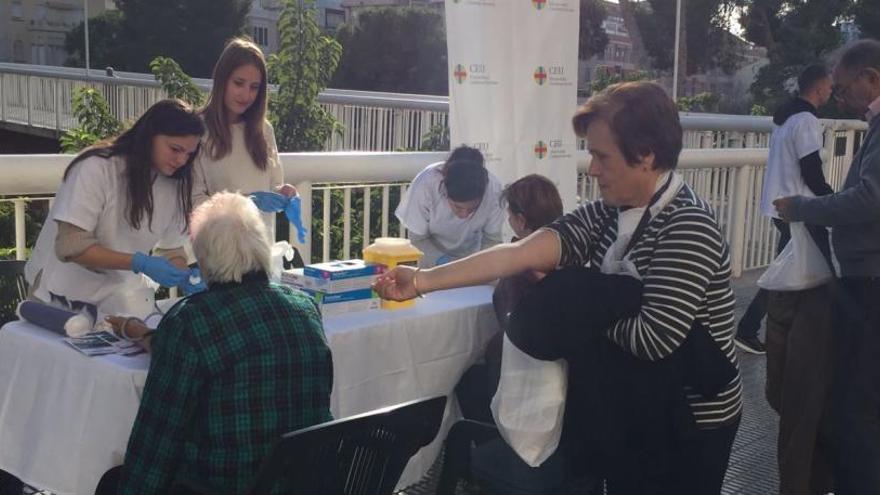 Alumnos del CEU en una actividad de promoción de la salud.