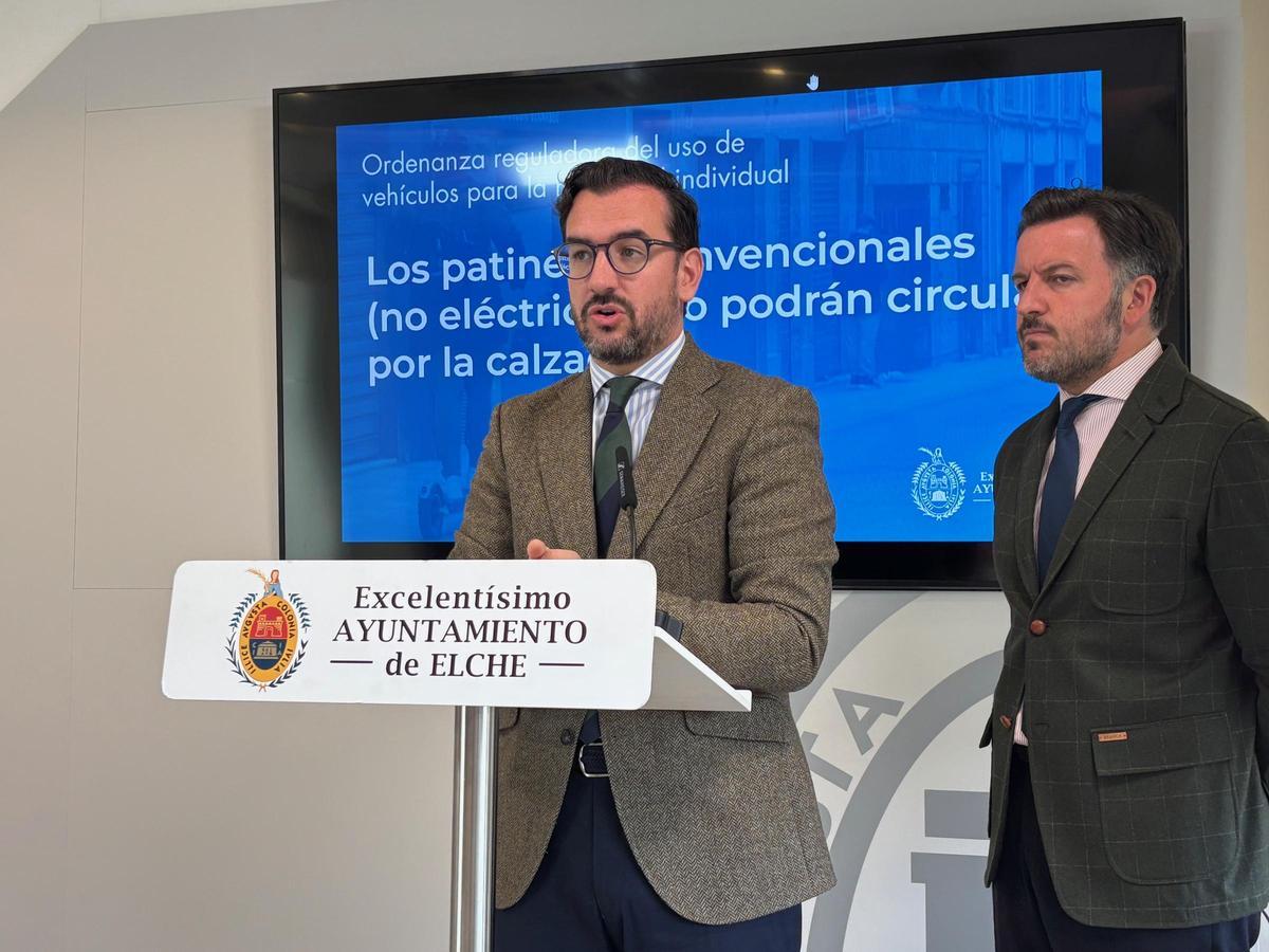 El concejal de Movilidad Urbana y el alcalde de Elche presentaron este jueves la ordenanza de los patinetes y bicicletas eléctricas