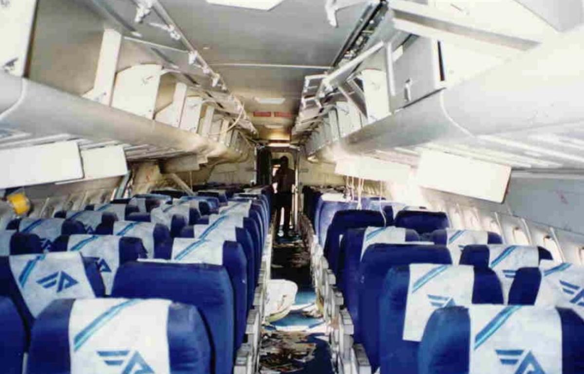 Estado del interior del avión de Aviaco tras el accidente en Vigo. / CIAIAC