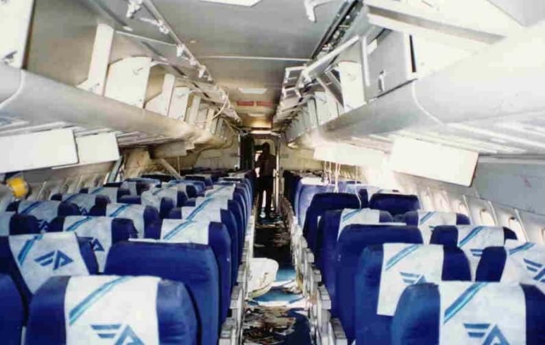 Estado del interior del avión de Aviaco tras el accidente en Vigo.