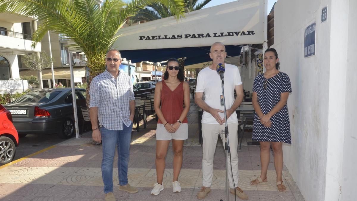 El alcalde, Wences Alós (con el micro), junto a los ediles Luis Ángel, Arantxa Igual y Mª Teresa Alemany, en el restaurante Vika.