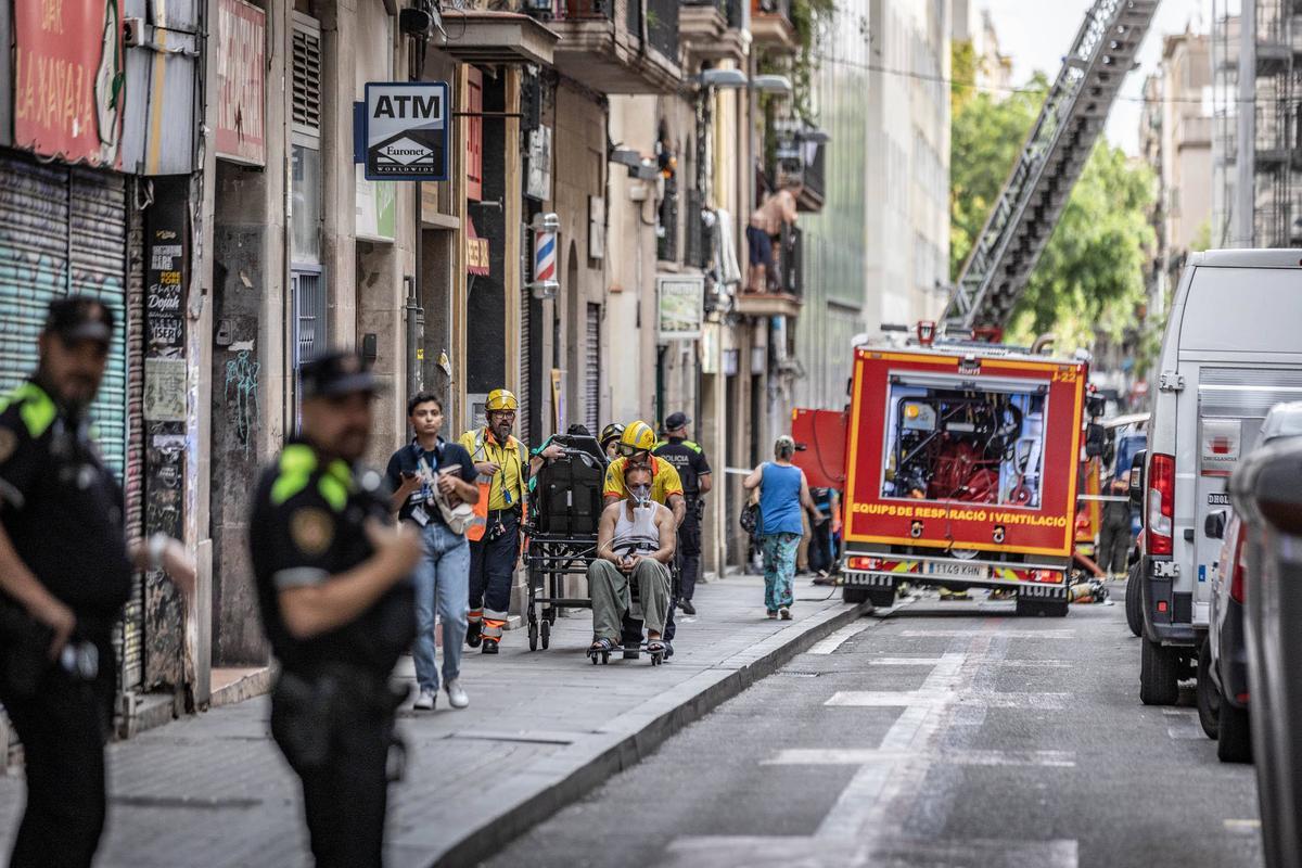 Incendio en la calle de Nou de la Rambla, en Barcelona