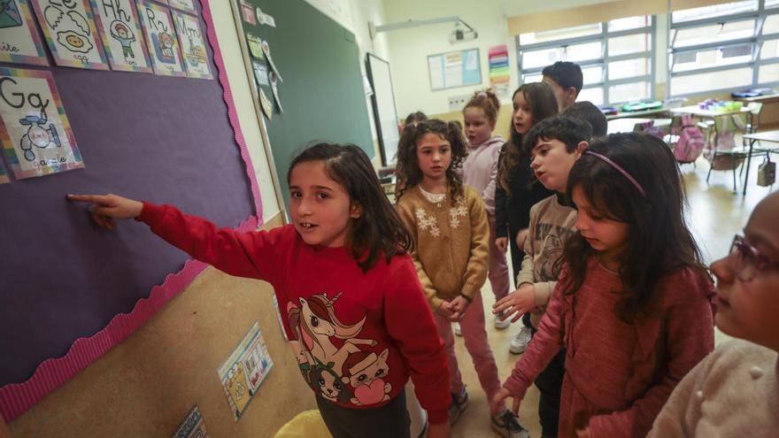 EN IMÁGENES: La serie &quot;Los lunes, al cole&quot; visita en Colloto el colegio José Luis Capitán