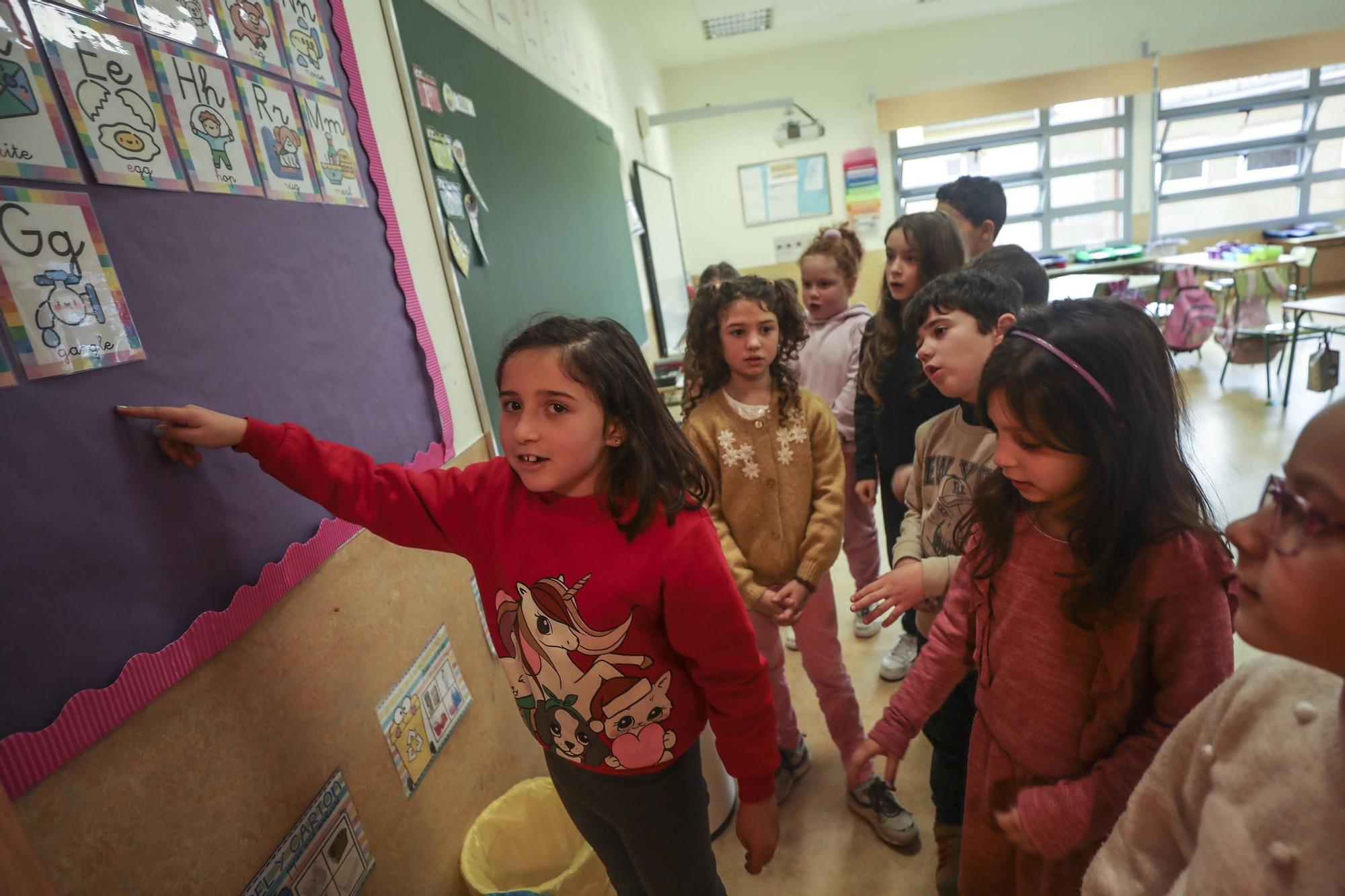 EN IMÁGENES: La serie "Los lunes, al cole" visita en Colloto el colegio José Luis Capitán