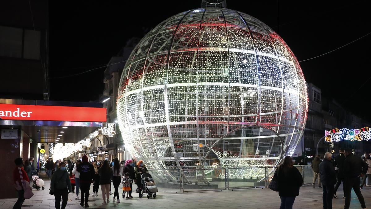 Vigo ilumina con su mejor color una Navidad gris