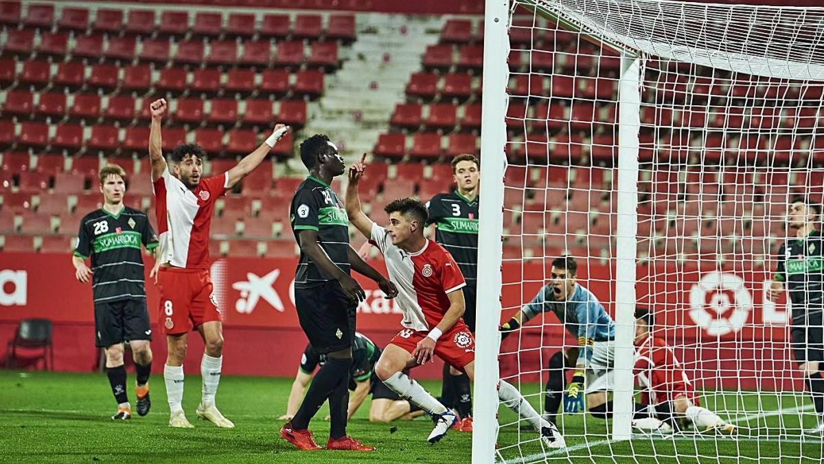 Pau Víctor celebra el primer gol d&#039;ahir contra el Sants, després d&#039;una gran jugada de Gonpi.