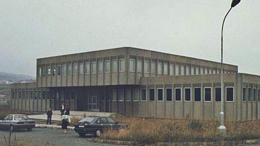 Edificio del polígono de Sabón, en el que empezó la escuela de Caminos, durante una inspección en 1991.