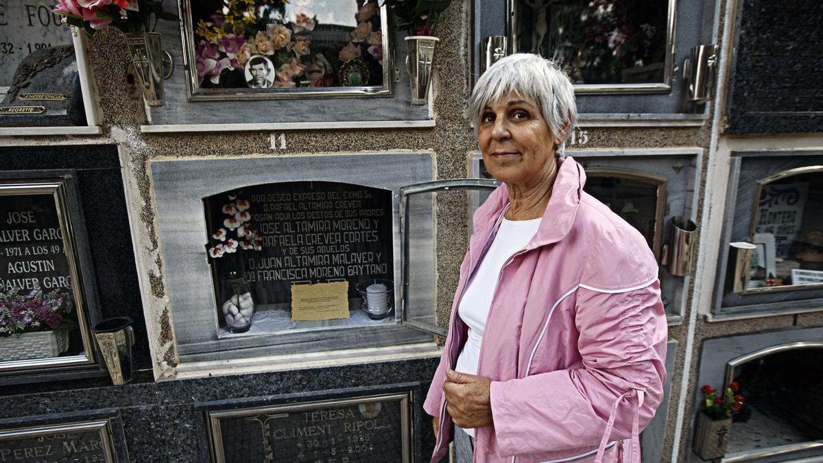 Pilar Altamira, nieta de Rafael Altamira, ante la tumba de sus padres, en el cementerio municipal de El Campello.