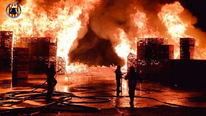 Incendi industrial en una esplanada de palets a la Pobla
