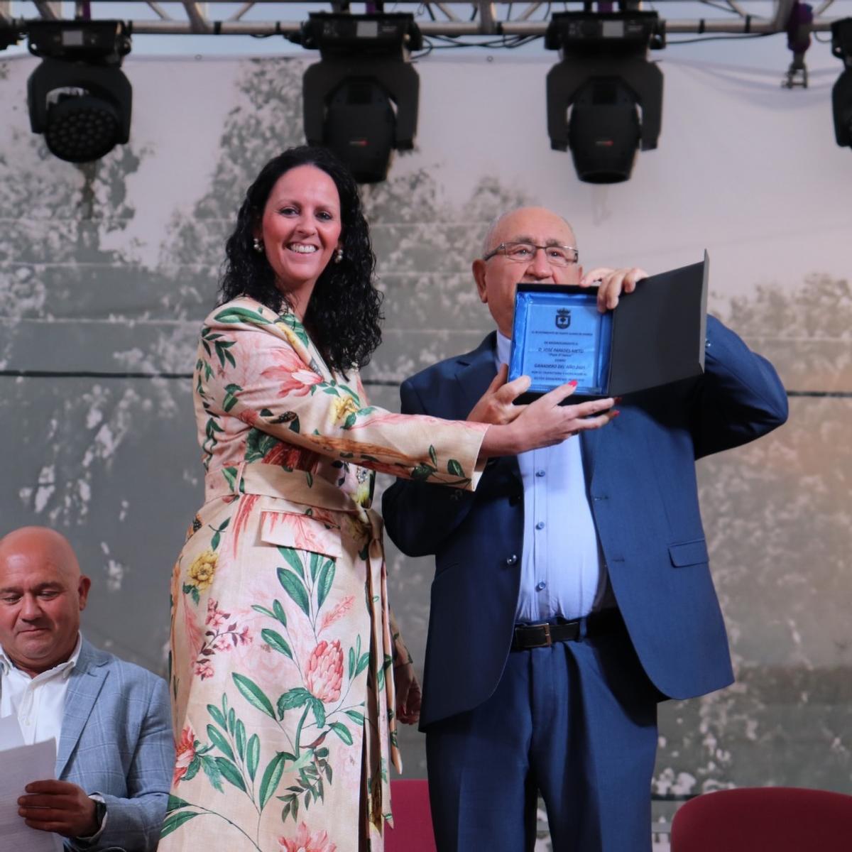 La alcaldesa, Juana María Martínez, entrega placa homenaje al ganadero del año 2025.
