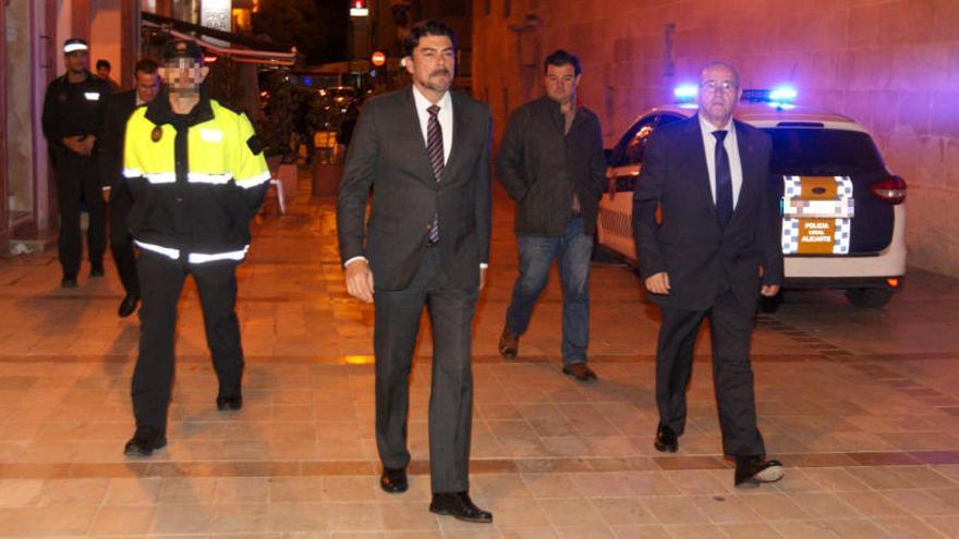 El alcalde Luis Barcala tras la salida de las monjas del convento de la Santa Faz.