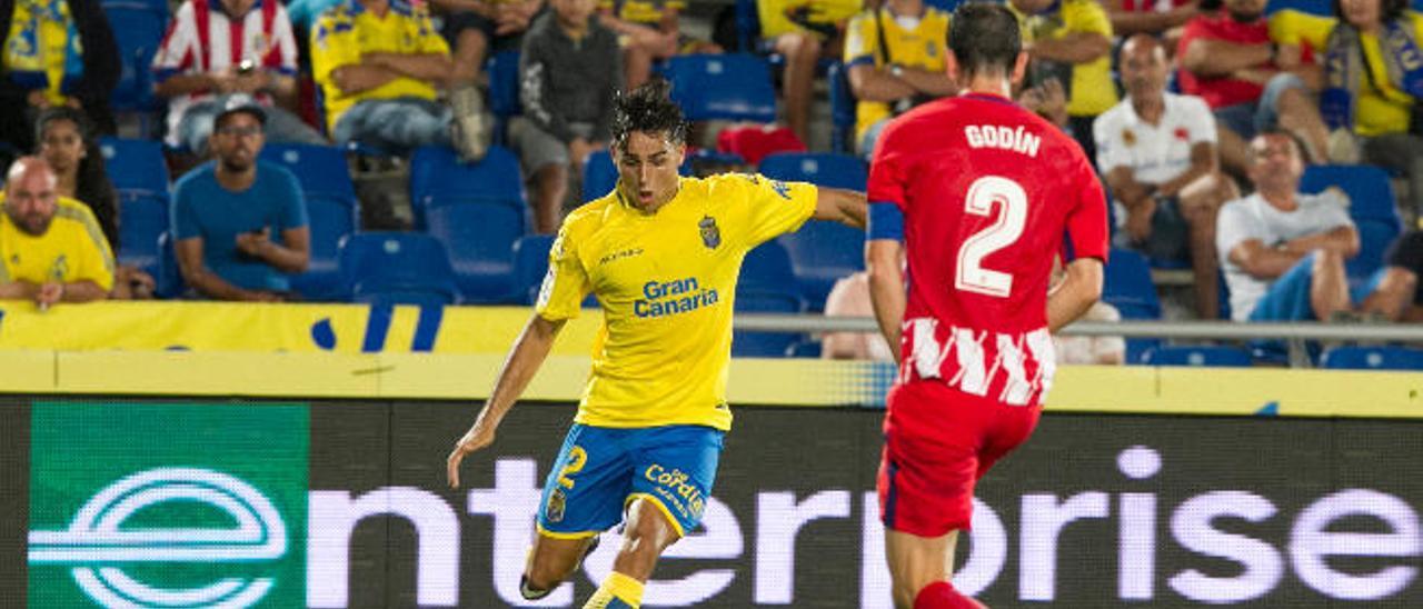 El lateral David Simón, frente al Atlético de Madrid.