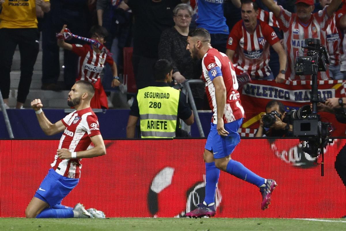 El centrocampista belga del Atlético de Madrid Yannick Carrasco (d) celebra su gol, primero del equipo ante el Real Madrid, durante el partido de la jornada 35 de Liga en Primera División que Atlético de Madrid y Real Madrid disputaron en el estadio Wanda Metropolitano, en Madrid. EFE/Ballesteros