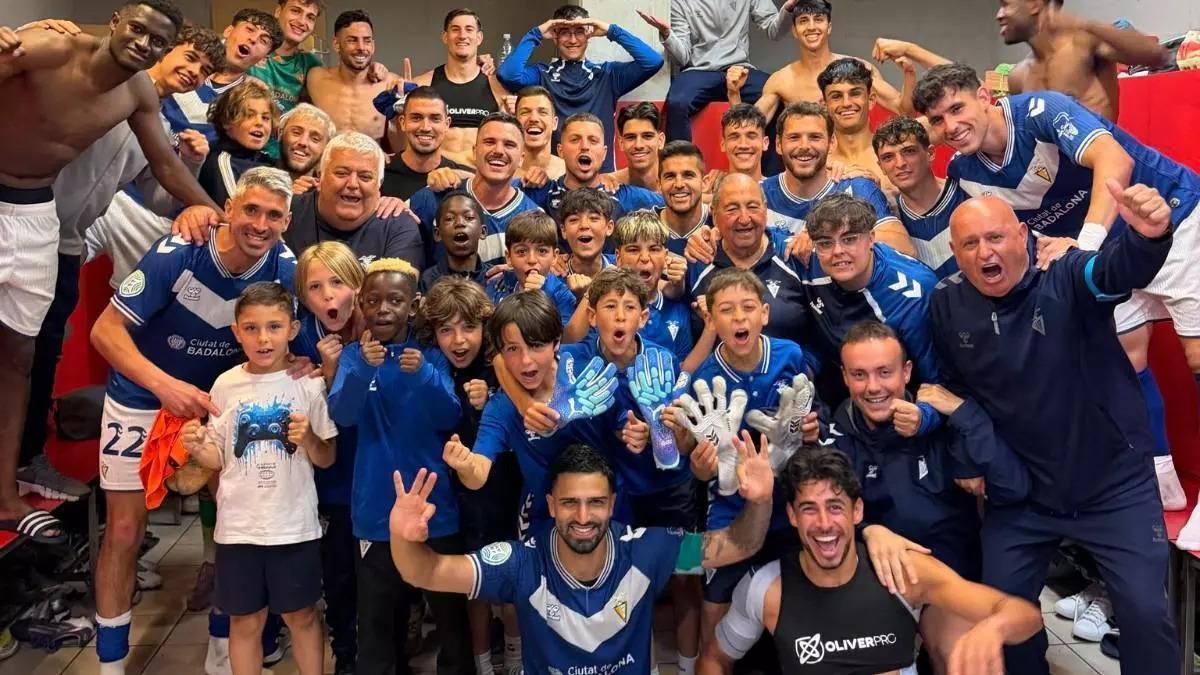 El vestuario del CF Badalona celebra una victoria esta temporada