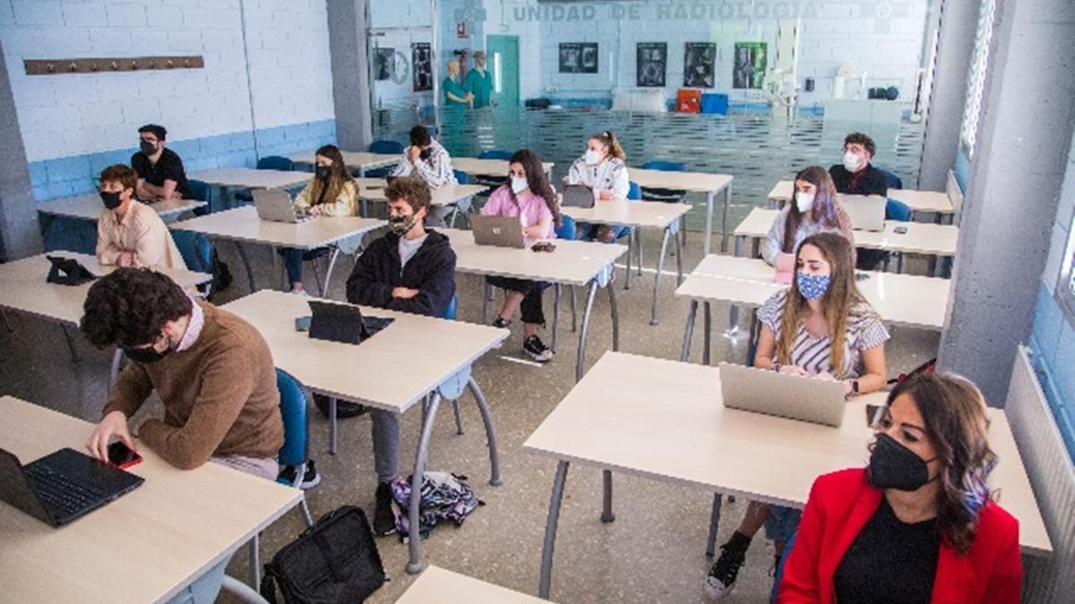 Los alumnos hace tiempo que cambiaron los libros por ordenadores y tablets.jpg