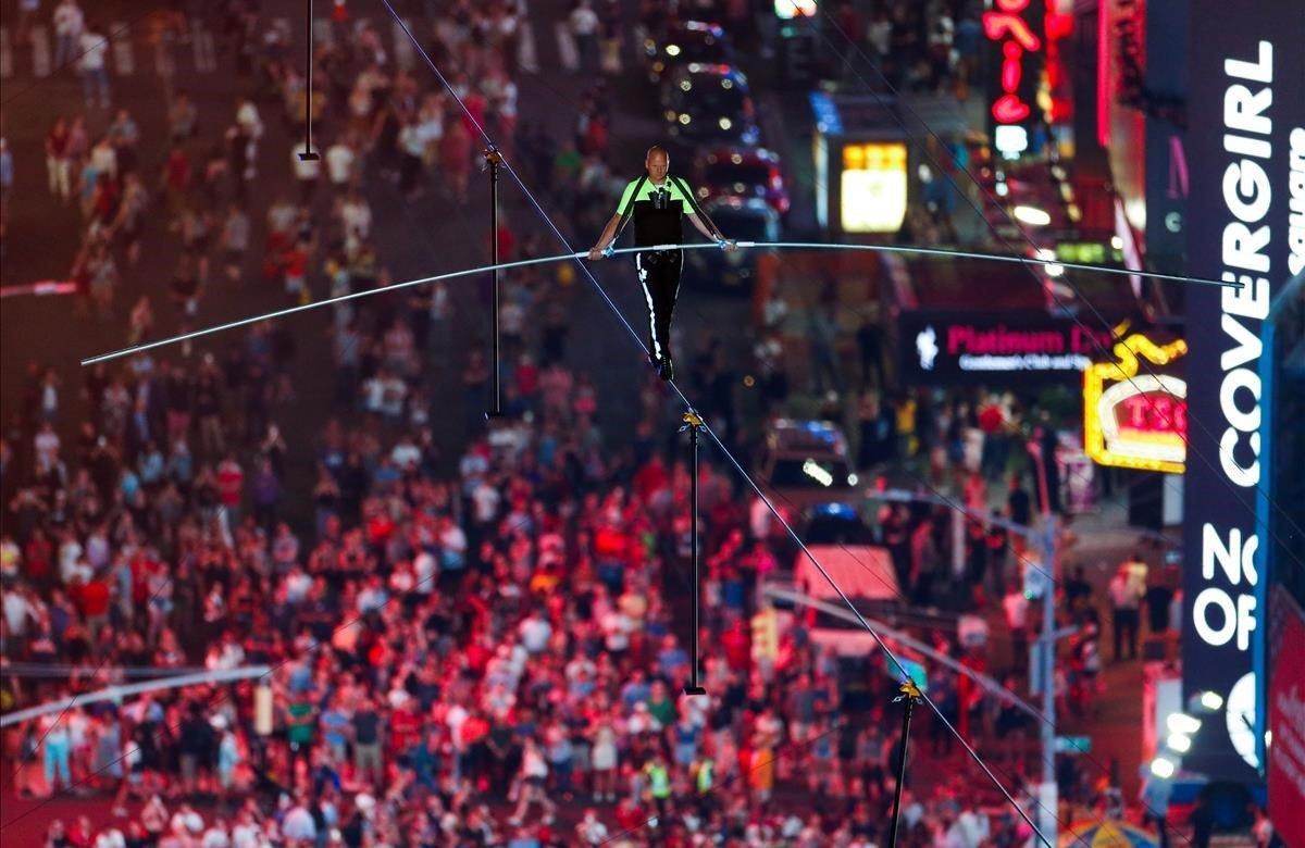 Dos célebres hermanos equilibristas, Nik y Lijana Wallenda, cruzaron a última hora de este domingo, 23 de junio, la neoyorquina plaza de Times Square caminando por un cable situado a unos 25 pisos de altura. El evento, retransmitido por televisión en el canal local de la cadena ABC, generó mucha expectación debido al accidente casi mortal que sufrió Lijana en 2017 mientras ensayaba con otros familiares.