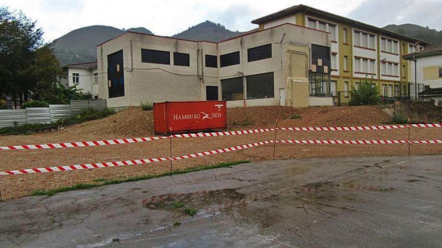 Obras en el entorno del instituto de Cangas de Onís.