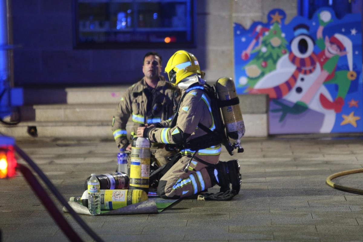 Dos bomberos del consorcio provincial durante una intervención reciente en Cangas.
