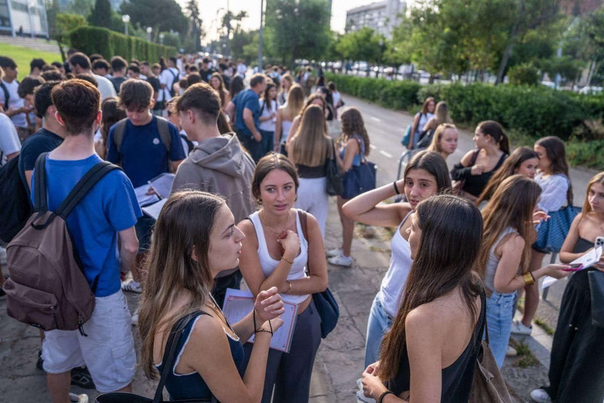 Llegada de alumnos a la Facultat de Dret de la UB, el primer día de exámenes de las PAU 2025 en Catalunya