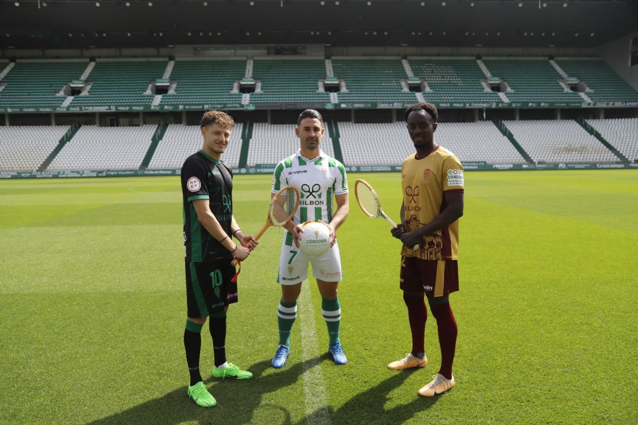 La nueva camiseta del Córdoba CF, con el patrocinio de Silbon, en imágenes