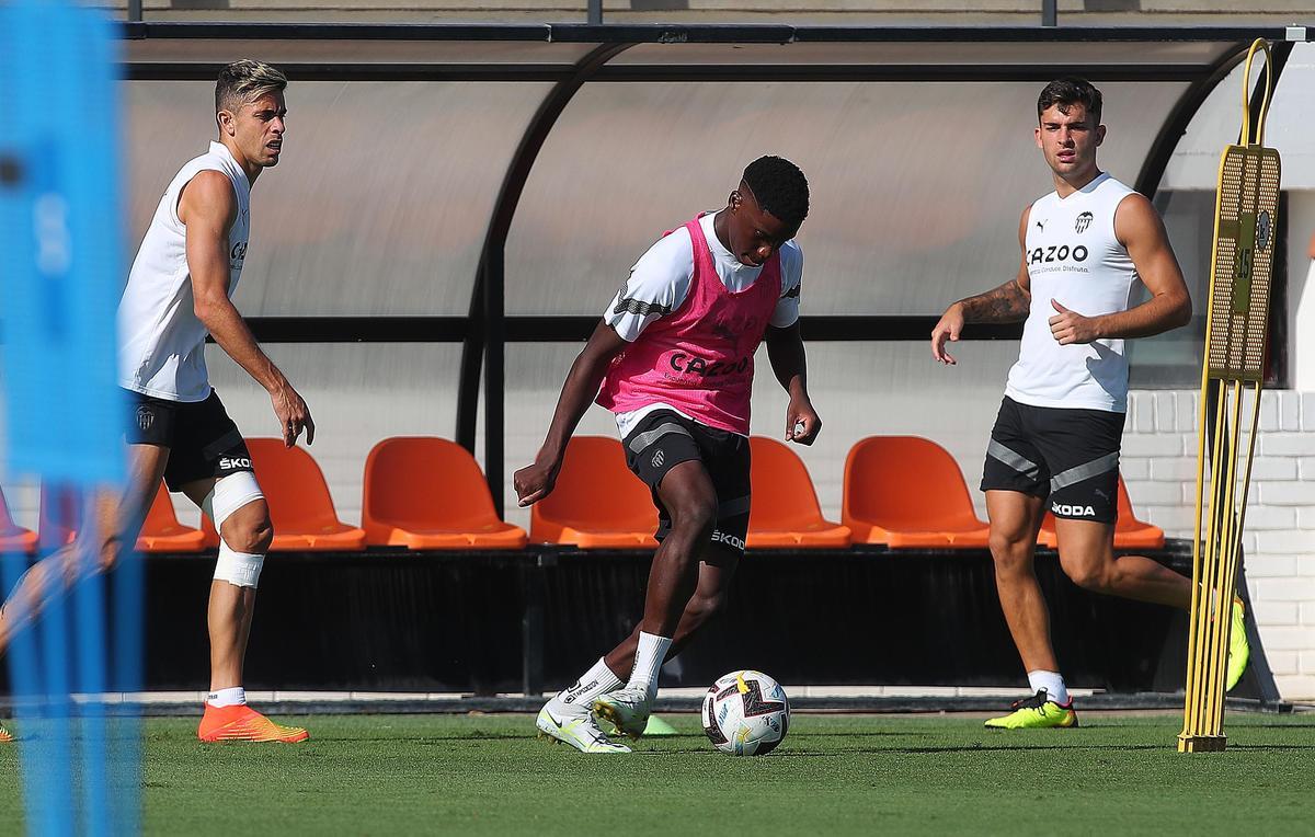 Una imagen de un entrenamiento del Valencia con Gabriel Paulista, Ilaix Moriba y Hugo Duro