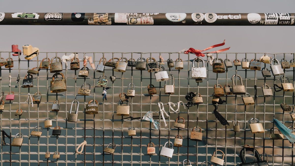 El pueblo de 107 vecinos al que peregrinan parejas para colgar sus candados de amor: "No es París, pero viene mucha gente"