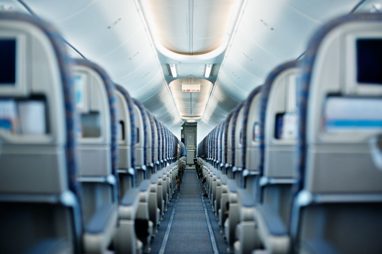 Descubre cómo obtener un buen asiento en el avión sin tener que pagar suplemento.