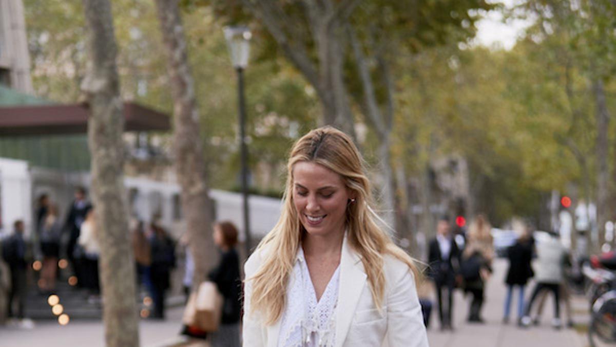 Vestido blanc en el streetstyle de Paris Streetstyle SS20