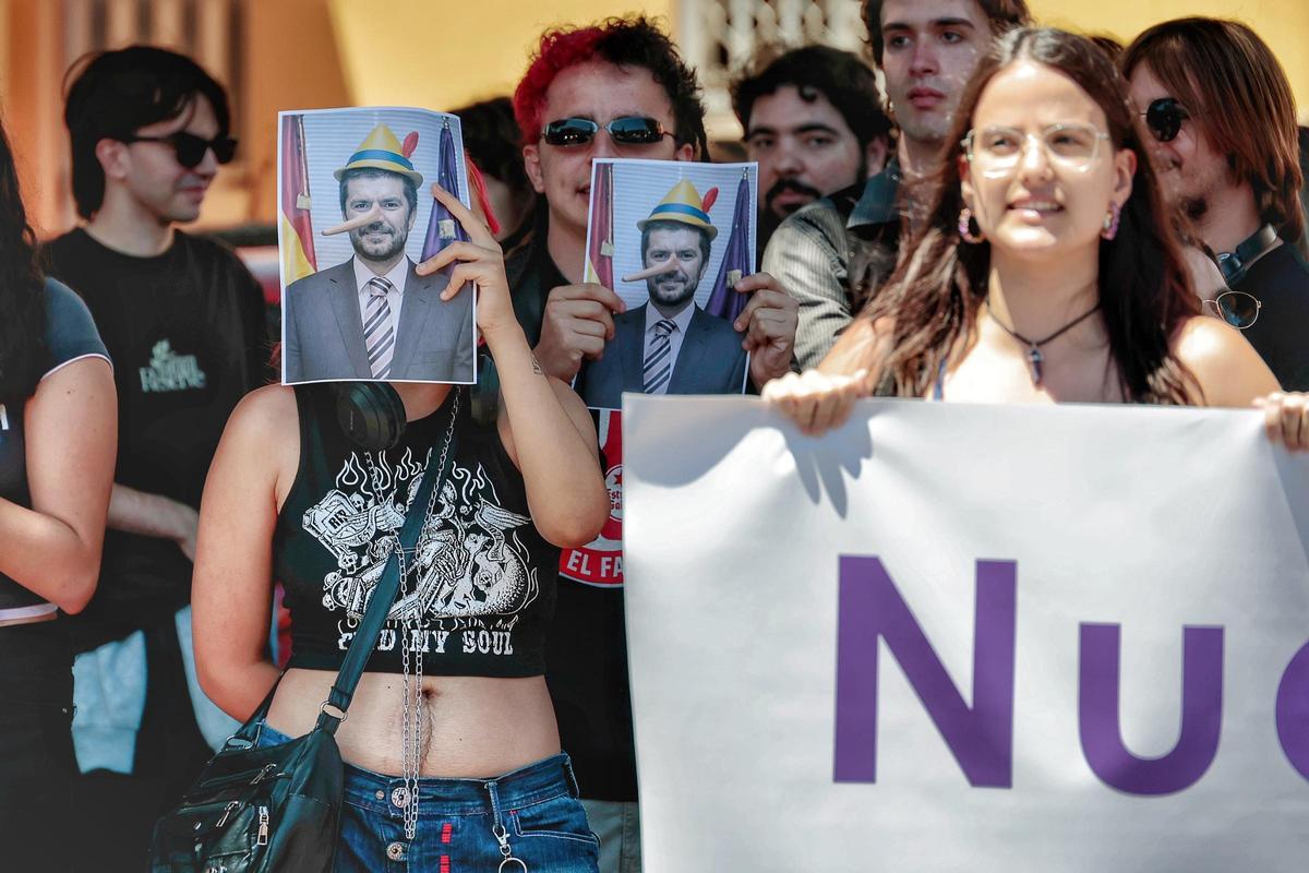 Concentración de alumnos de la ULL por la posible pérdida de una convocatoria de exámenes