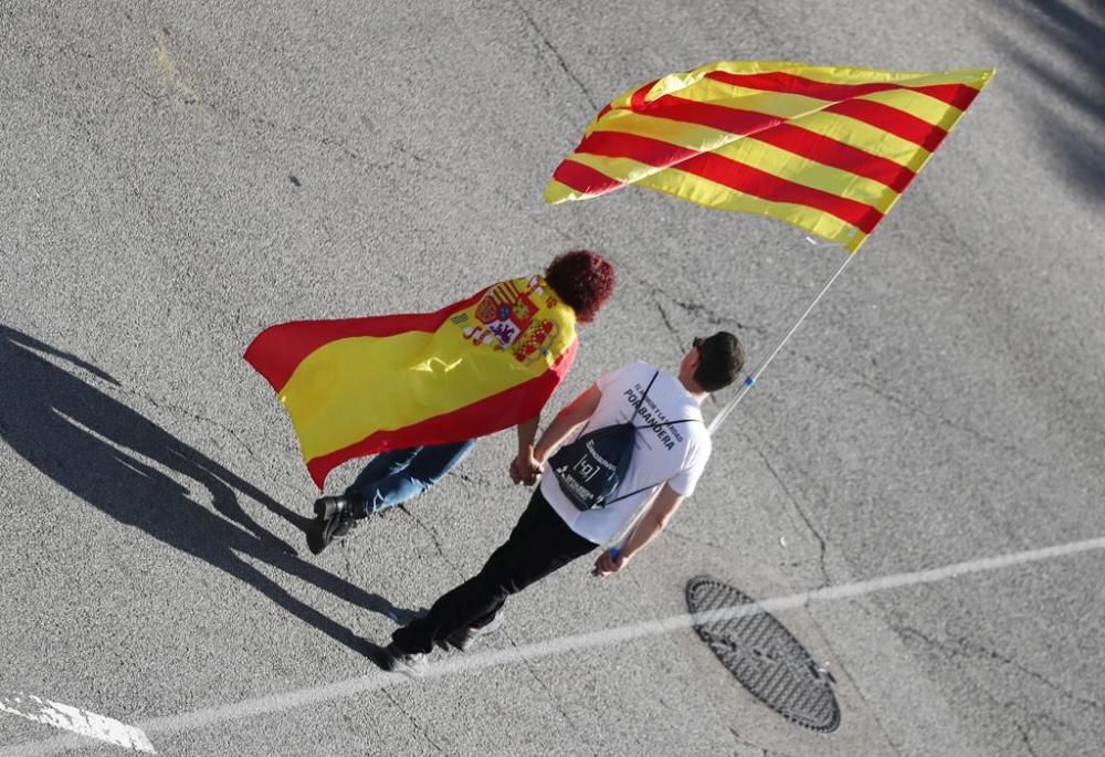 Milers de persones es manifesten a Barcelona per per la unitat d'Espanya