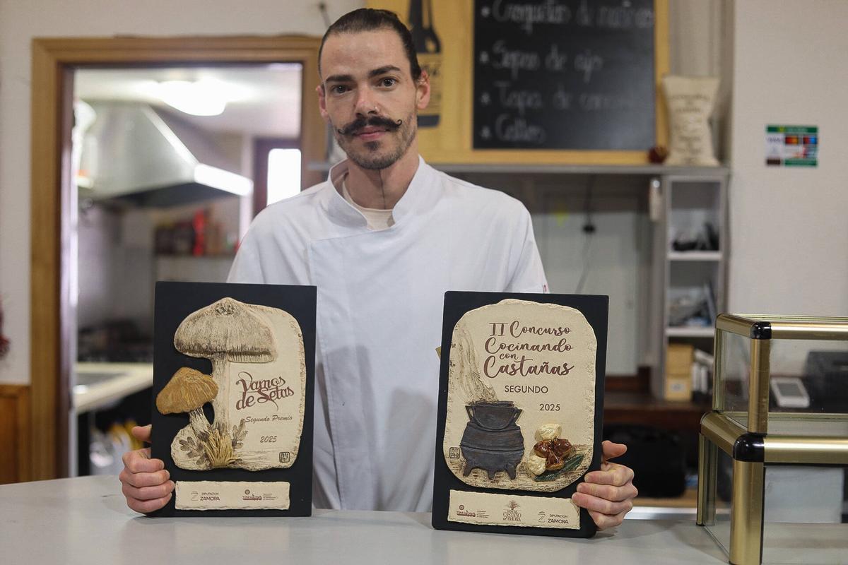 El chef zamorano Samuel Pedrosa con los premios "Vamos de setas y "Cocinando con castañas".