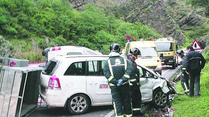 Estado en el que quedaron los vehículos, en el corredor del Narcea, en Tineo.