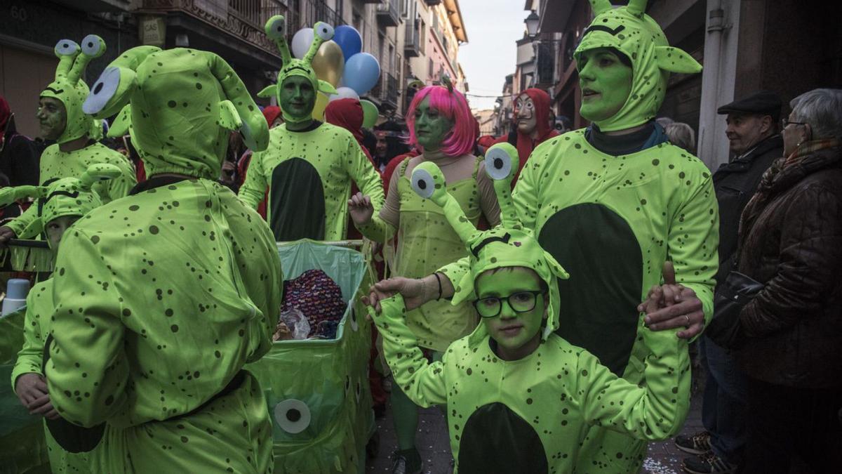 Participants a la rua de dissabte en l’última edició del Carnaval, que es va fer el 2020 | ARXIU/OSCAR BAYONA